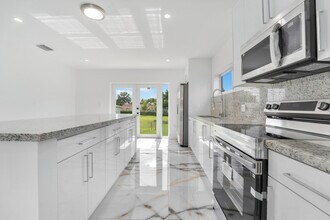 16315 SW 107th Ave in Miami, FL - Building Photo - Building Photo