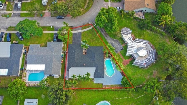 7841 NW 46th St in Lauderhill, FL - Foto de edificio - Building Photo