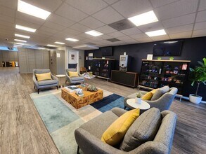 9655 Woods Dr in Skokie, IL - Foto de edificio - Building Photo