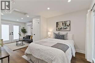 1332 Majestic Dr in Burlington, ON - Building Photo