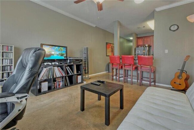 property at 910 W 25th St