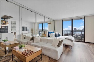 555 NE 15th St in Miami, FL - Building Photo - Building Photo