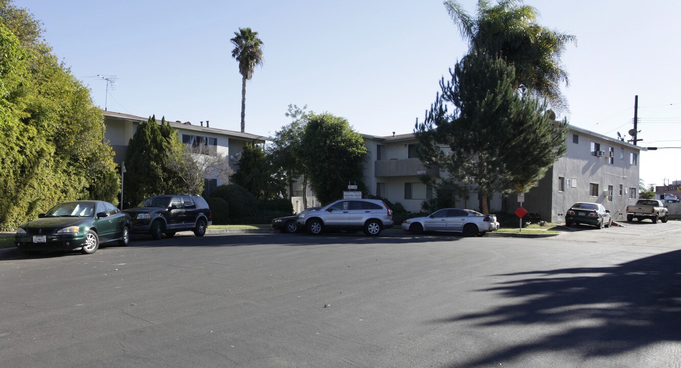 19401-19405 Haynes St in Reseda, CA - Building Photo