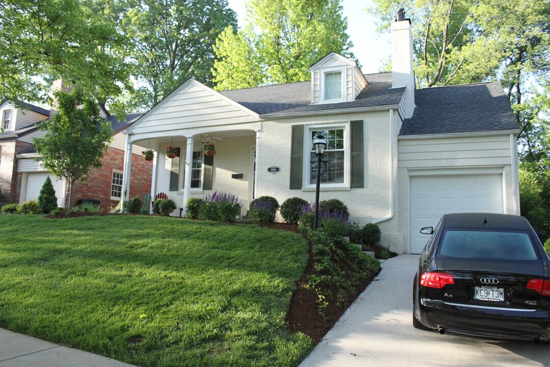 8666 Rosalie Ave in Brentwood, MO - Building Photo