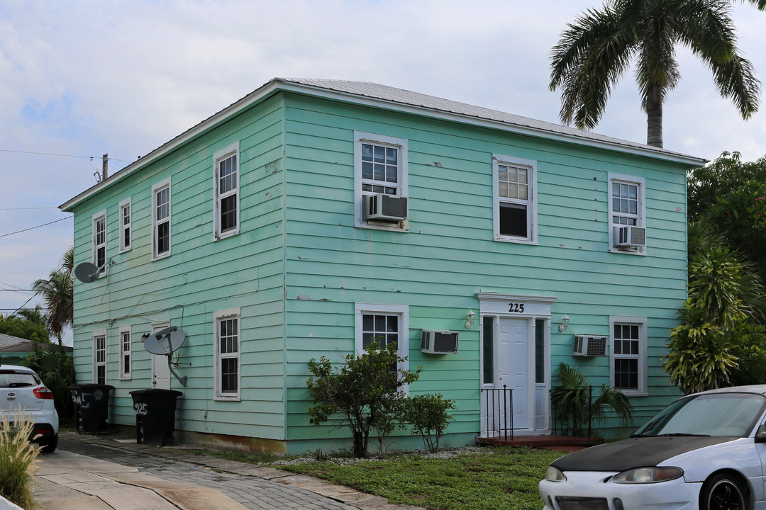 225 Conniston Rd in West Palm Beach, FL - Building Photo