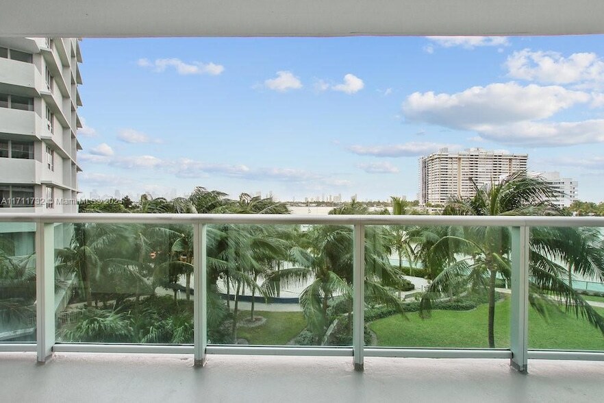 1500 Bay Rd, Unit G-0602 in Miami Beach, FL - Building Photo