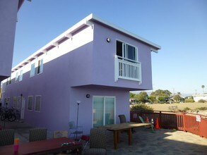 6741 Del Playa Dr in Goleta, CA - Foto de edificio - Building Photo
