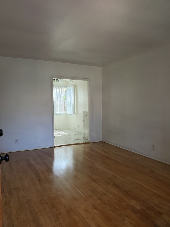 11740 Missouri Ave, Unit 11740 in Los Angeles, CA - Building Photo - Building Photo