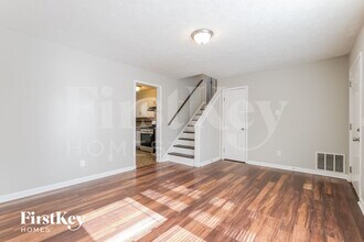 680 Springhollow Ln SW in Marietta, GA - Foto de edificio - Building Photo