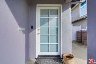 8404 Holy Cross Pl in Los Angeles, CA - Building Photo - Building Photo