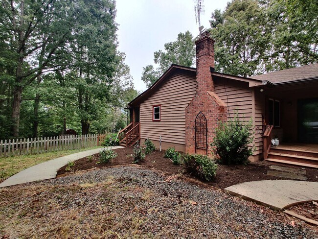 4694 Walton Rd in Louisa, VA - Foto de edificio - Building Photo