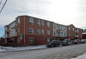 The Town & Country on Wellington in Clarington, ON - Building Photo