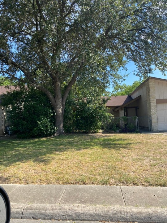 9450 Bowen Dr in San Antonio, TX - Building Photo