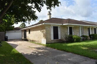 10427 Huntington Wood Dr in Houston, TX - Building Photo - Building Photo