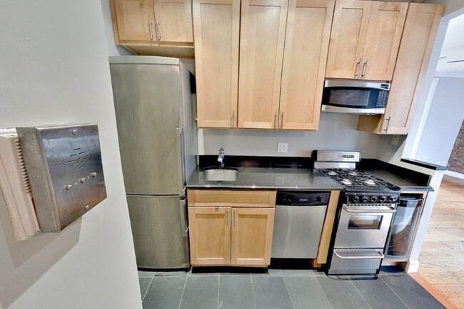 334 E 100th St, Unit 4B in New York, NY - Building Photo - Building Photo