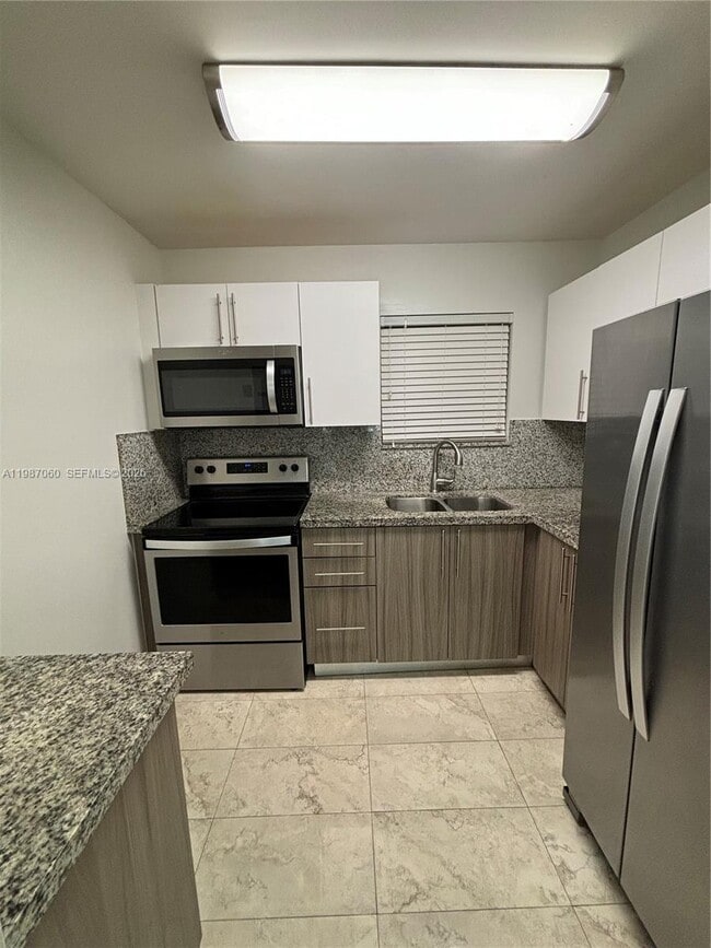 7470 Miami Lakes Dr in Miami Lakes, FL - Building Photo - Building Photo