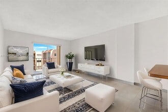 6130 W 19th Ave in Hialeah, FL - Foto de edificio - Building Photo