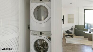 1007 S Mint St, Unit 801 in Charlotte, NC - Foto de edificio - Building Photo