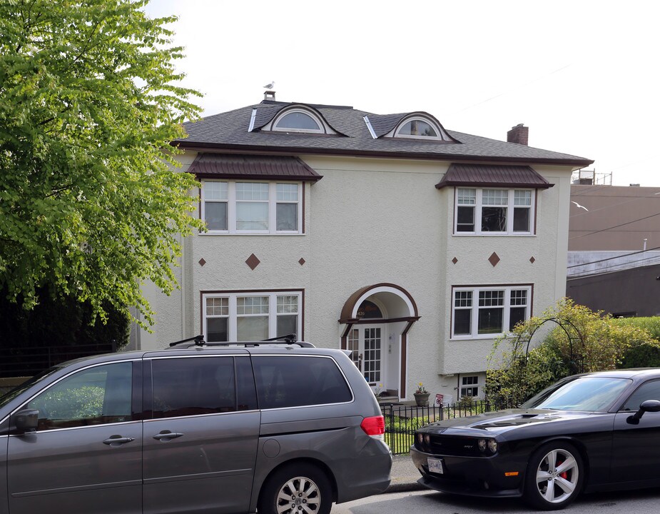 1476 W 14th Ave in Vancouver, BC - Building Photo