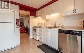 209 Auburn Dr in Waterloo, ON - Building Photo - Building Photo