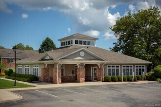 75 Westwood Dr in Westbury, NY - Building Photo - Building Photo