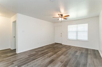 3313 E FM 813-Unit -C in Palmer, TX - Foto de edificio - Building Photo