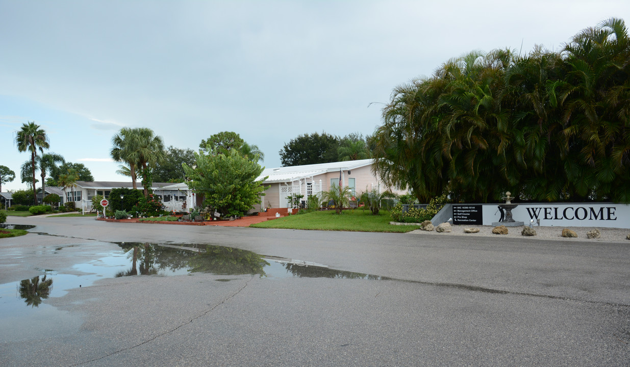 Indianwood Mobile Home Park (596 sites) in Indiantown, FL - Foto de edificio