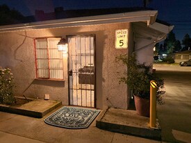 843 W Walnut Ave, Unit B in Monrovia, CA - Building Photo