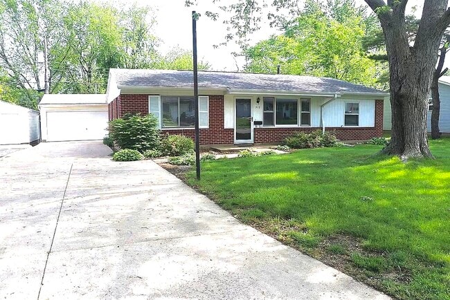 312 Rowe Dr in Bloomington, IL - Building Photo - Building Photo