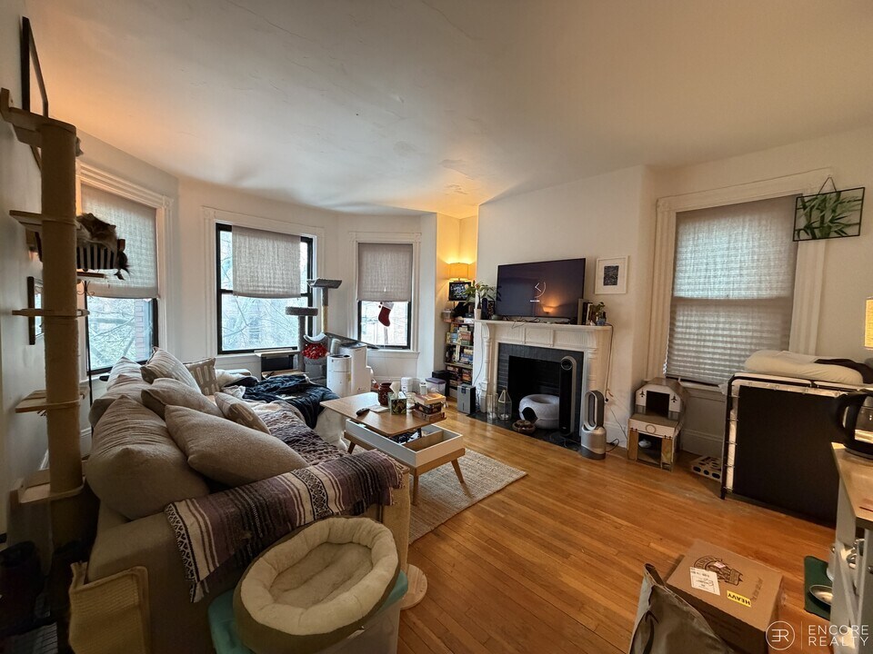 16 Davis Ave, Unit #4 in Brookline, MA - Foto de edificio
