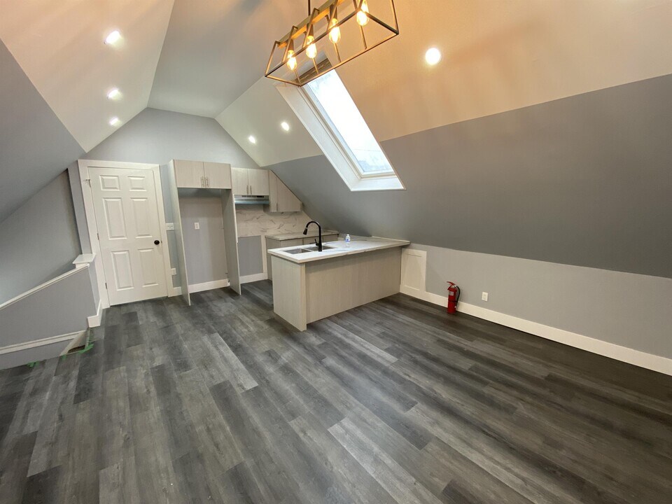 129 Emerald St S in Hamilton, ON - Building Photo