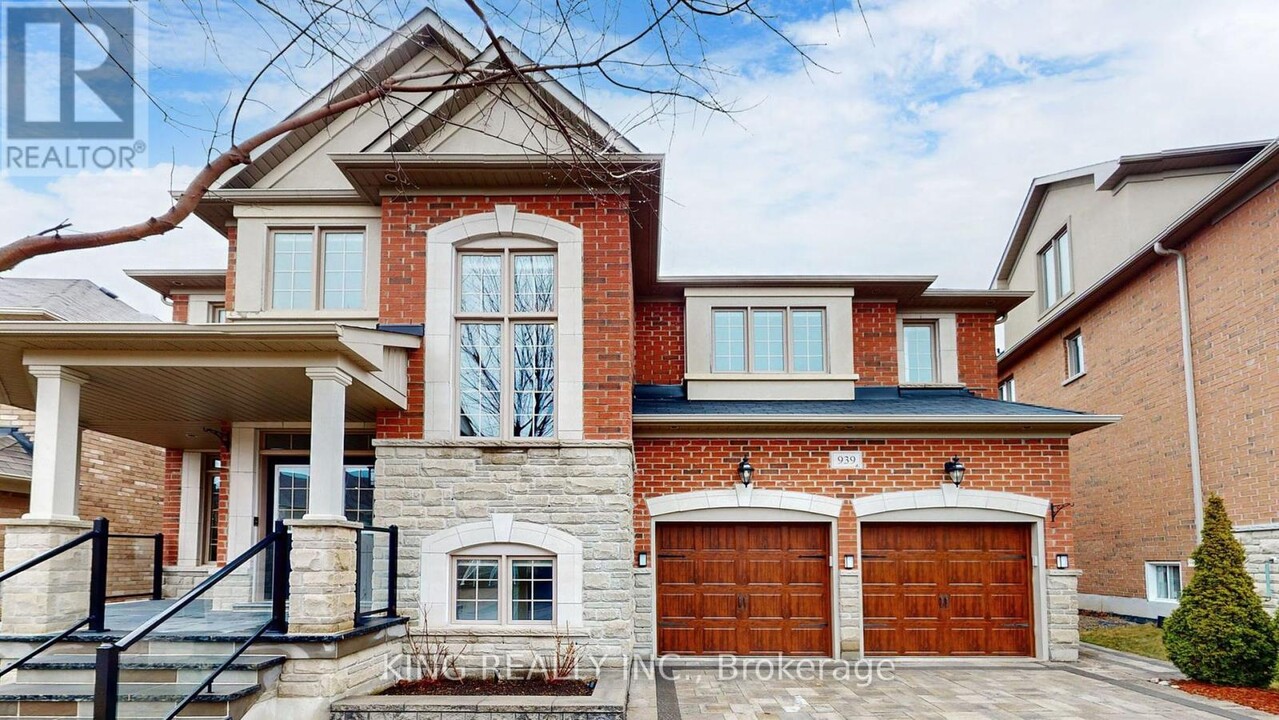 939 Goring Cir in Newmarket, ON - Building Photo