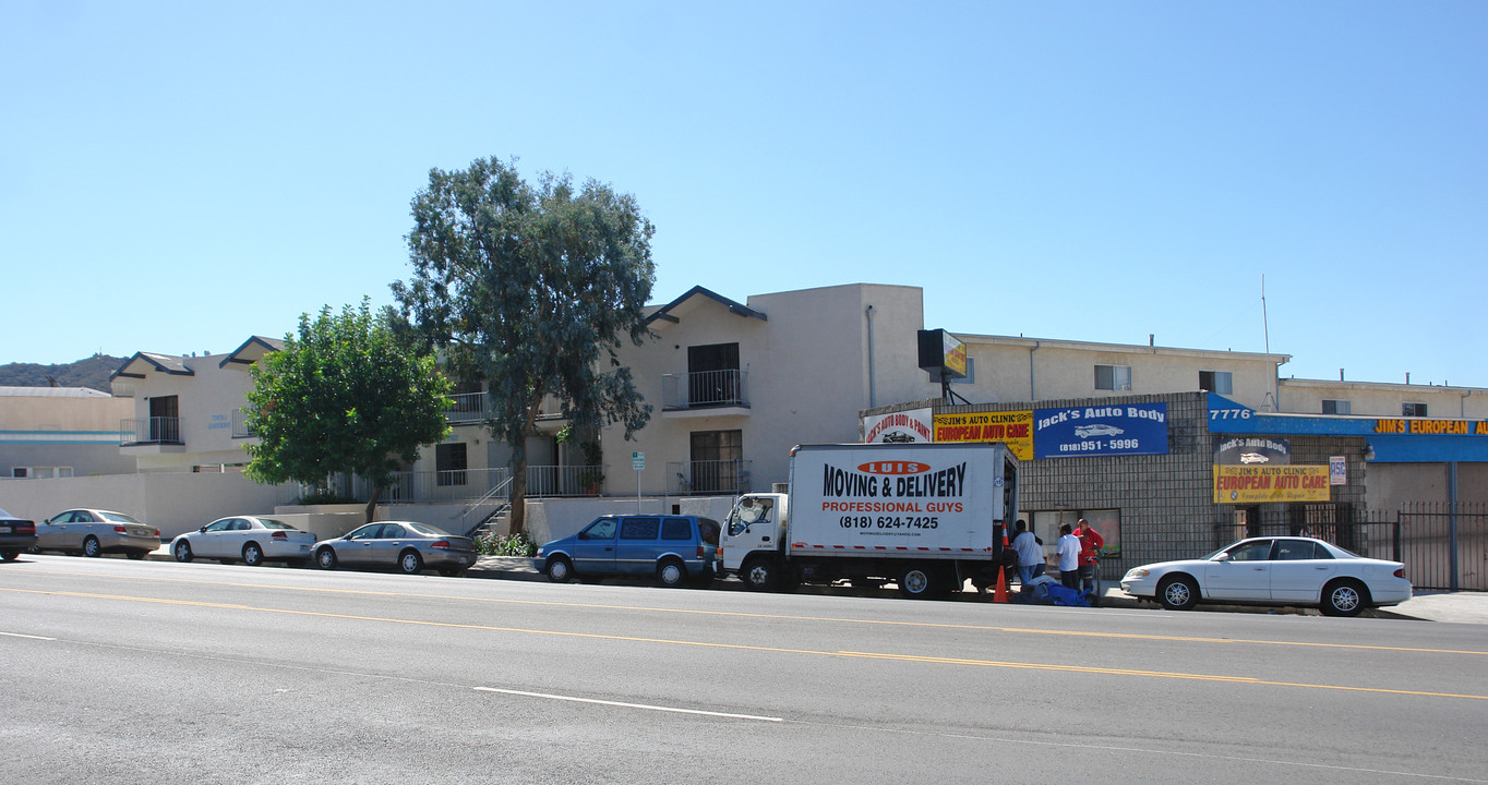 7762 Foothill Blvd in Tujunga, CA - Building Photo