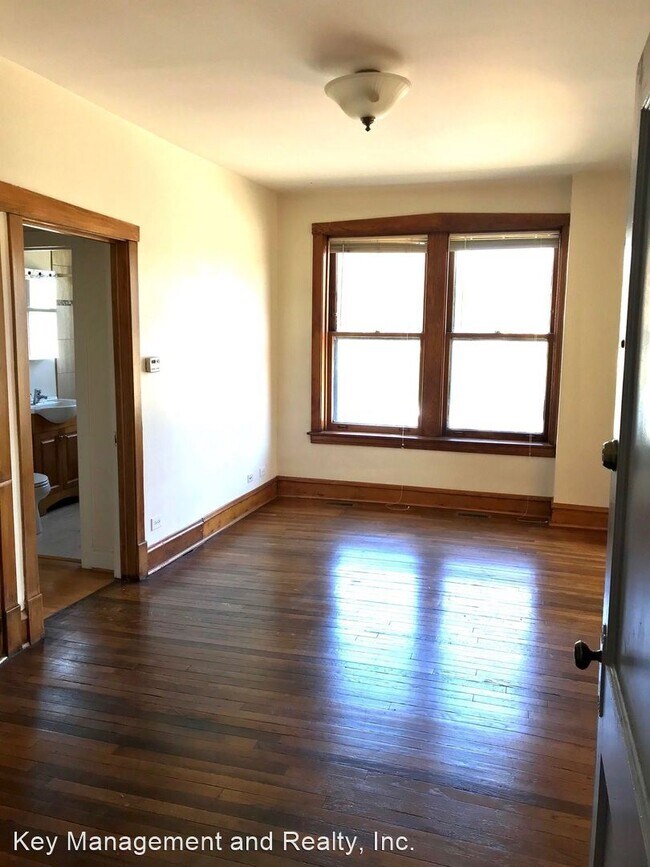 2116 N Oakley Ave in Chicago, IL - Building Photo - Building Photo