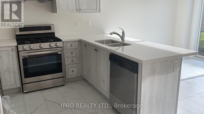 17 Calabria Dr in Caledon, ON - Building Photo - Building Photo