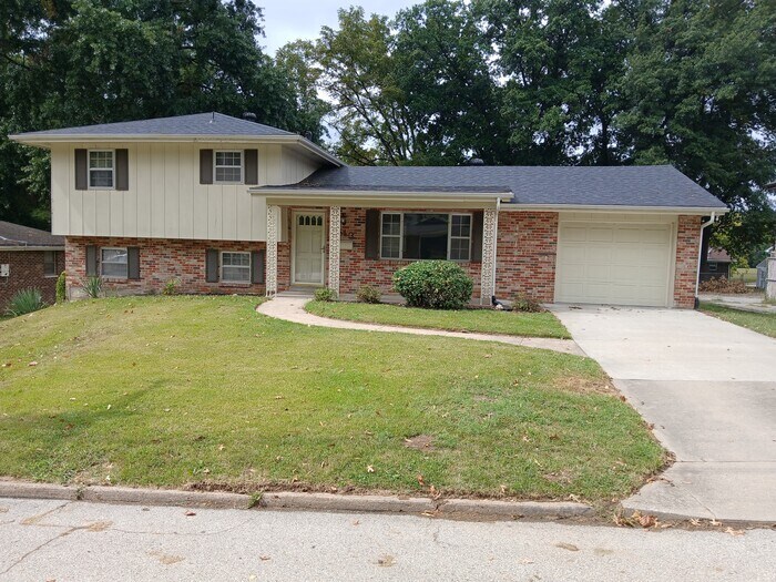 643 Belmont Dr in Jefferson City, MO - Building Photo