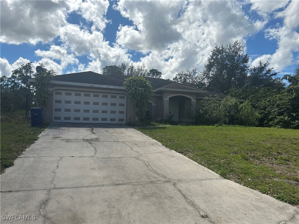 3902 East 13th Street in Lehigh Acres, FL - Building Photo