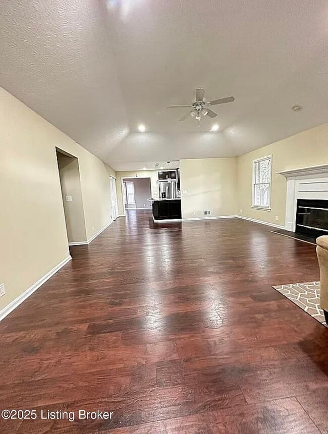 4901 Hunters Point Cir in Louisville, KY - Building Photo - Building Photo