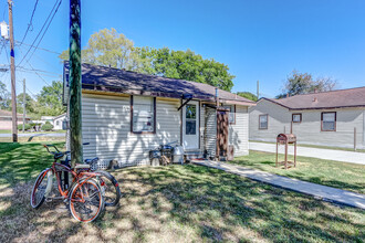 233 Cypress Ave in Crosby, TX - Building Photo - Building Photo