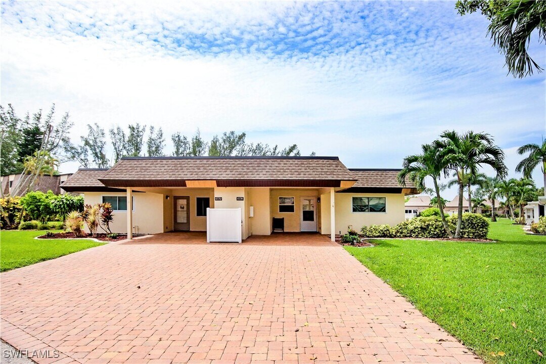 4774 Hidden Harbour Blvd in Ft. Myers, FL - Foto de edificio