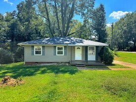 7 Woodhaven Dr in Liberty, SC - Building Photo