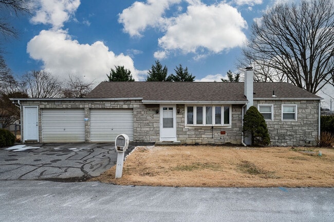 7 Helen Ln in Reading, PA - Foto de edificio - Building Photo