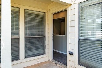 800 Treadwell Ct in Hurst, TX - Building Photo - Building Photo
