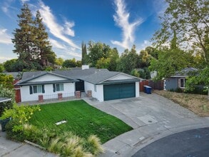 2537 Warrego Way in Sacramento, CA - Building Photo - Building Photo