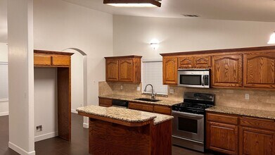8901 Krug Ct in Bakersfield, CA - Building Photo - Building Photo