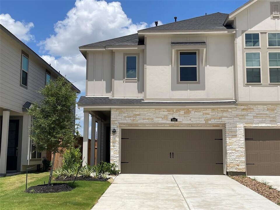 5531 Holly Hvn Ct in Fulshear, TX - Building Photo