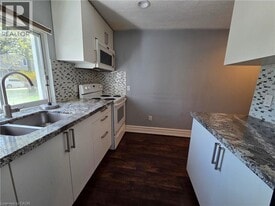 2021 Edinburgh Dr in Burlington, ON - Building Photo
