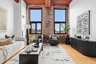 320 W 2nd St in Boston, MA - Building Photo