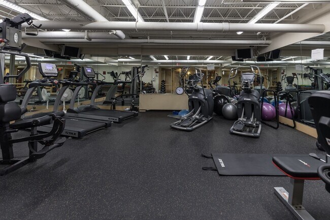 1600 Beacon St, Unit 806 in Brookline, MA - Building Photo - Building Photo