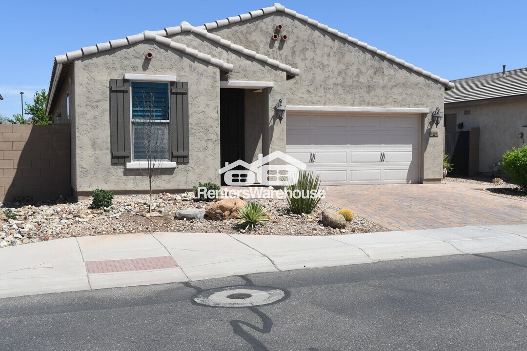 3048 W Thorn Tree Dr in Phoenix, AZ - Building Photo